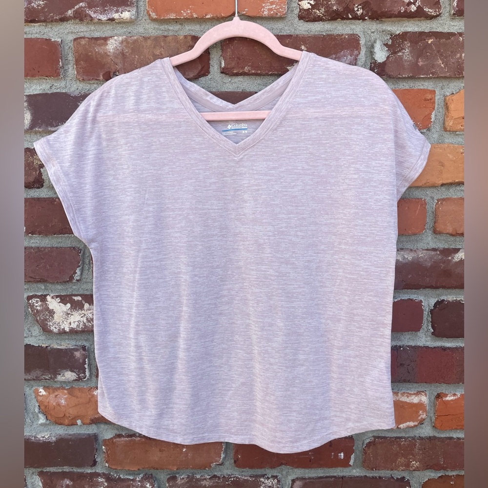 EUC Columbia Lightweight V-Neck Short Sleeve Tee